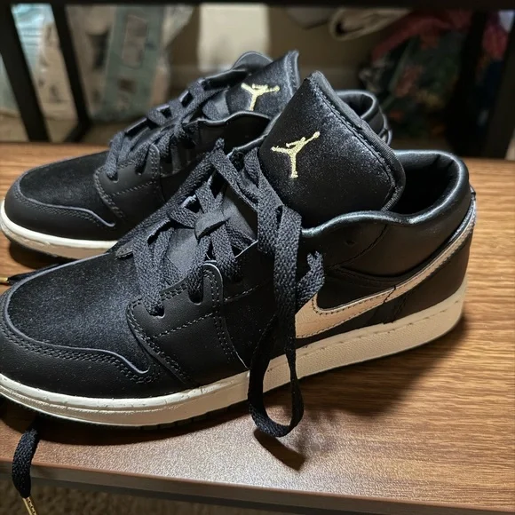 Jordan 1 Low SE “Black/Metallic Silver/Sail/Metallic Gold" - Picture 7 of 9